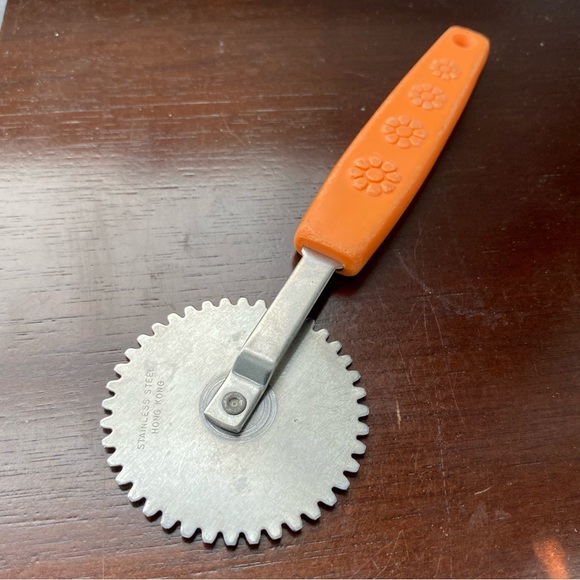 Vintage Pastry Cutter - Picture 2 of 3